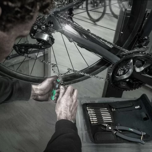Wera 9532 Chain Riveter Set for Workshops, 20 pieces - 05136042001 With chain riveter and chain fastener with exchangeable rivet pin for opening and closing bicycle chains. Suitable for single-speed chains, up to 12-speed