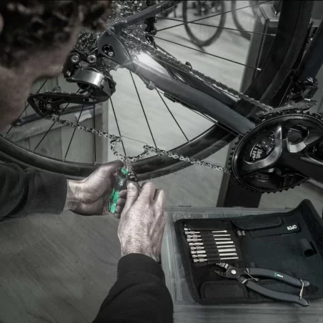 Wera 9532 Chain Riveter Set for Workshops, 20 pieces - 05136042001 With chain riveter and chain fastener with exchangeable rivet pin for opening and closing bicycle chains. Suitable for single-speed chains, up to 12-speed Wera 9532 Chain Riveter Set for Workshops, 20 pieces - 05136042001 With chain riveter and chain fastener with exchangeable rivet pin for opening and closing bicycle chains. Suitable for single-speed chains, up to 12-speed